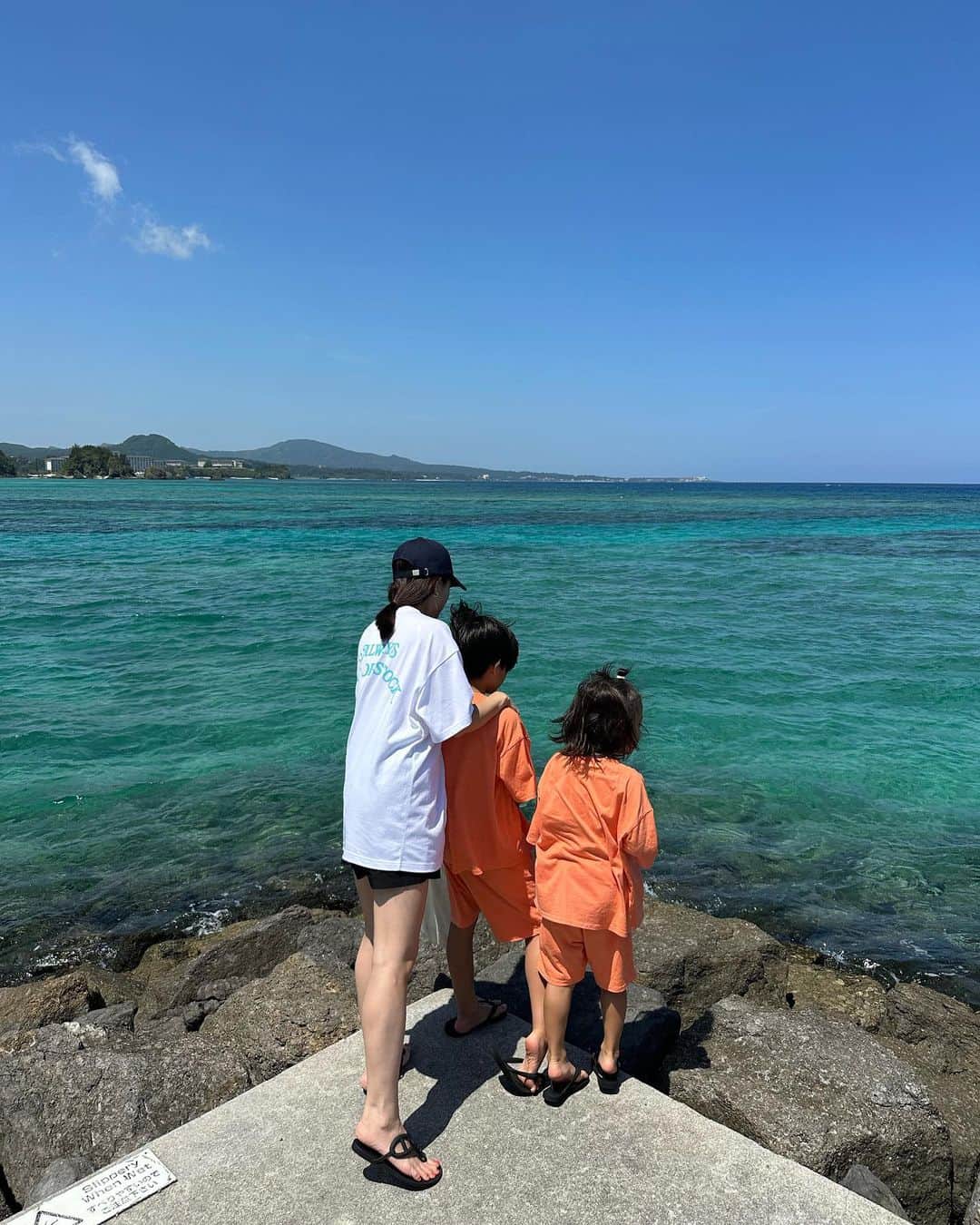 春名亜美さんのインスタグラム写真 - (春名亜美Instagram)「先日、お仕事も兼ねて弾丸で沖縄へ✈️  終始お天気最高で、空と海の青さが嘘みたいに綺麗で、目が潤った🏝️  ちなみにこの写真は岩場にいるでっかいカニを見てるところ🦀  #沖縄 #ll_旅記録」6月8日 10時17分 - amiharunaami