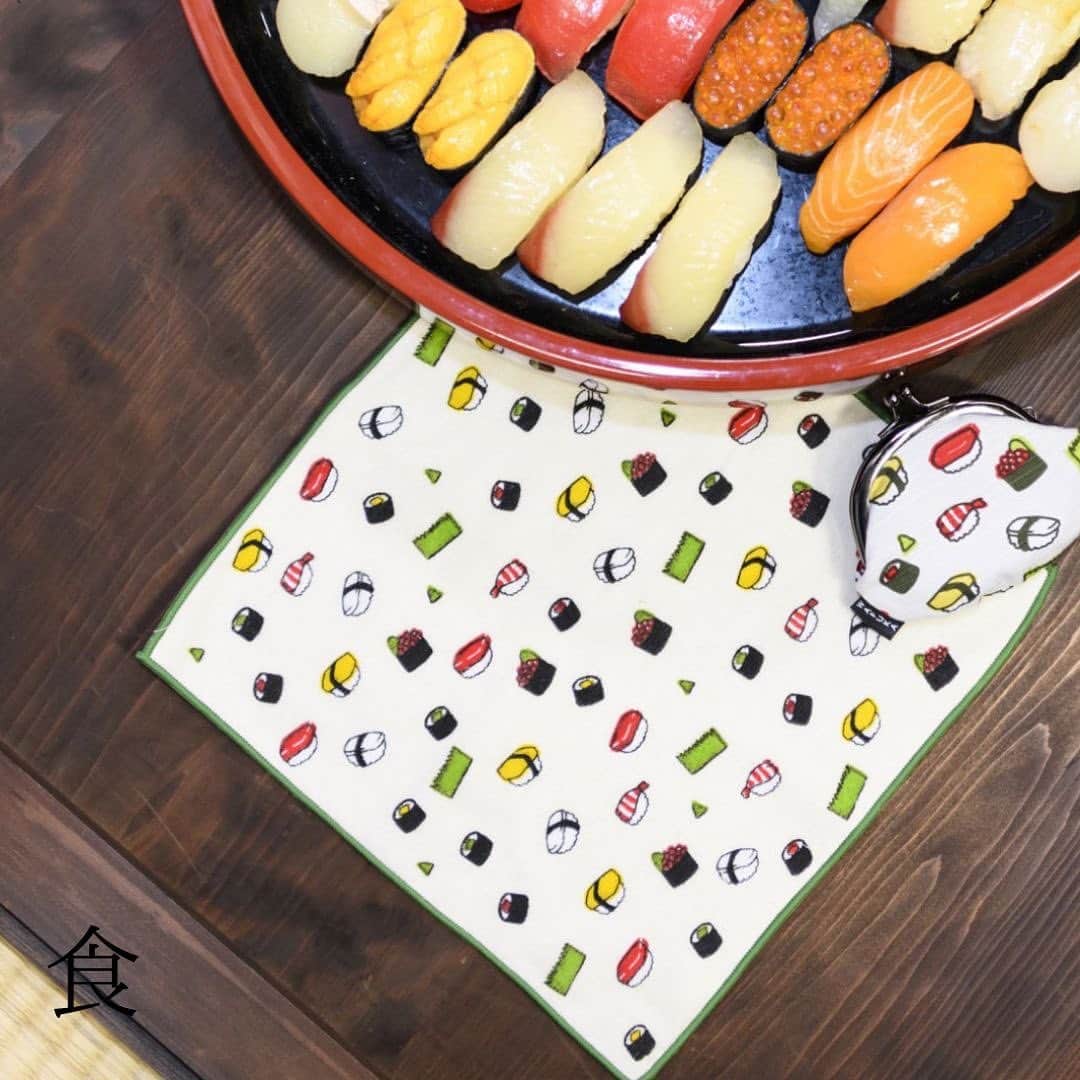 手ぬぐいと和小物・和雑貨 和布華のインスタグラム：「🍣『おすし』🍣  なんともかわいいお寿司が散りばめられています🍣✨✨ どのネタが好きですか？？🍣🍣✨  #ハンカチ #がま口  #がま口財布 #がま口ポーチ  #お寿司柄 #おすし🍣  #和小物 #sushi  #わふかず #和布華  #wafukankaluga」