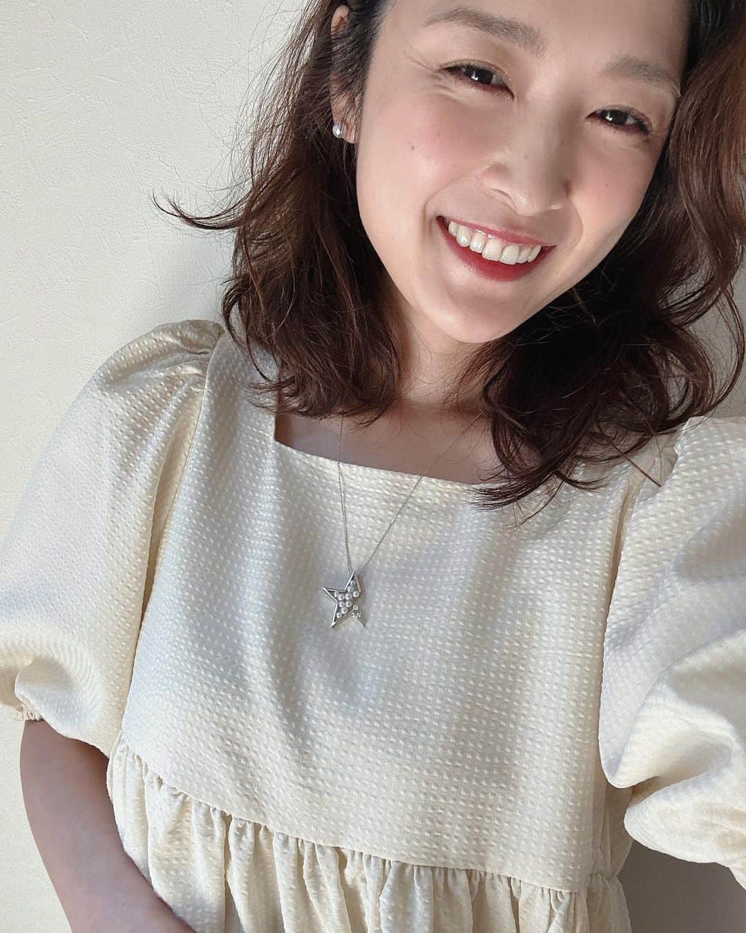 石川梨華のインスタグラム：「おめかし💛  新しいお洋服に新しいアイシャドウ ネイルも最近新しくしました💓  色んな「新しい」にワクワクな日😆✌️  #石川梨華 #モーニング娘og #リアル梨華 #二児の母 #年子 #やんちゃボーイズ #おめかし #梨華コーデ」