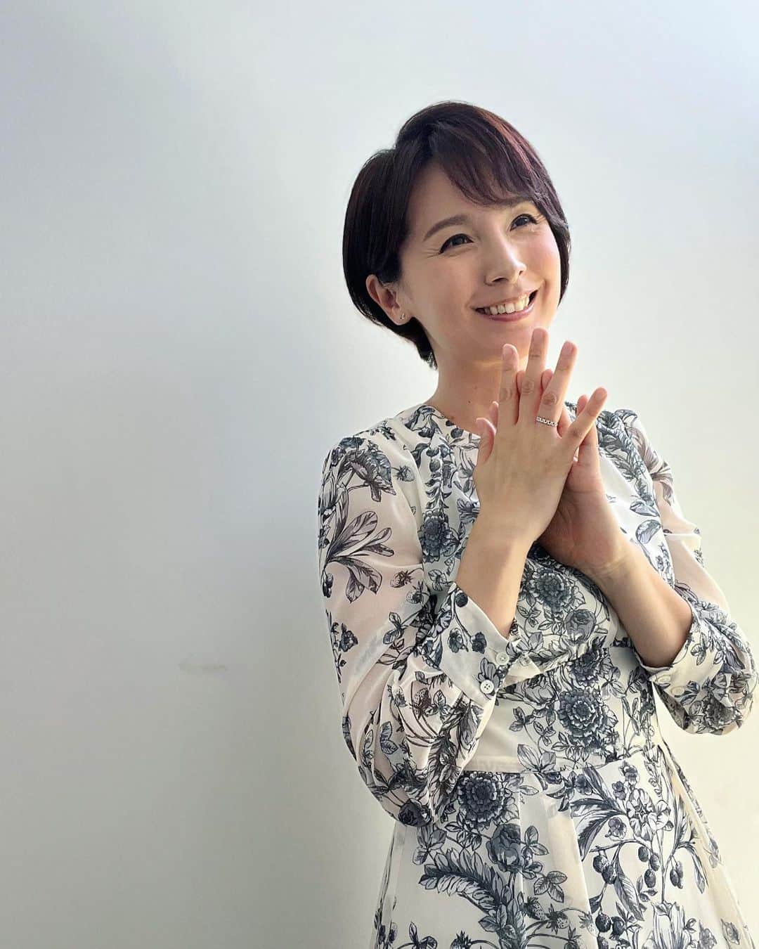 野村真季のインスタグラム：「ANNニュース 着用衣装  1〜4枚目 6/6 午後ニュース  5〜7枚目 6/7 午後ニュース  指輪を見せるには…と思い結局 両日共に同じポーズに。バリエーション難しい…。  #テレビ朝日 #アナウンサー #アナウンサー衣装 #ootd #40代コーデ #40代ファッション #50代ファッション #大人コーデ #大人ファッション  #野村真季」