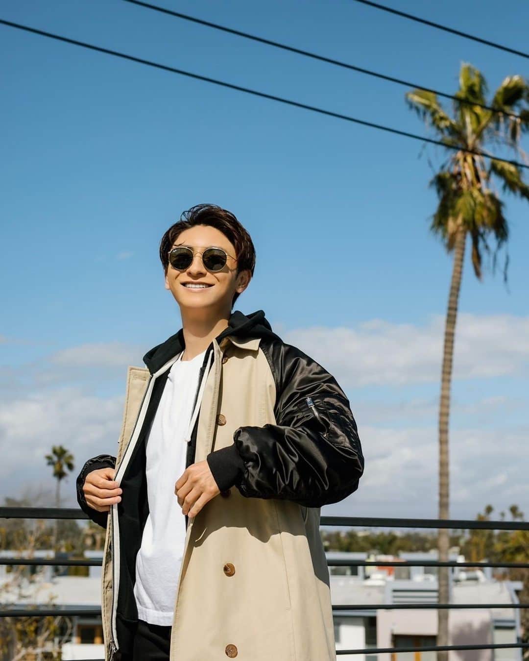 與真司郎のインスタグラム：「Photos from a shoot a few months back 🌴 Missing Japan but happy to be back in LA for a little while working on my new projects.  みんなー！！元気にしてるー？👍 俺は新しいプロジェクトに向けて本格的に動きだしています。 写真は少し前にLAで撮ってもらったものです。 この日は晴れてたけど、最近LAは曇りが多い😭そんな時でも毎日笑顔でいれるよう、仕事もプライベートも120%で楽しんでいます。みんなも大変だと思うけど、自分のペースで自分らしく、日々過ごしてや✌️  Love you guys so much❤️  📷: @ninamenconi  #LosAngeles #venicebeach」