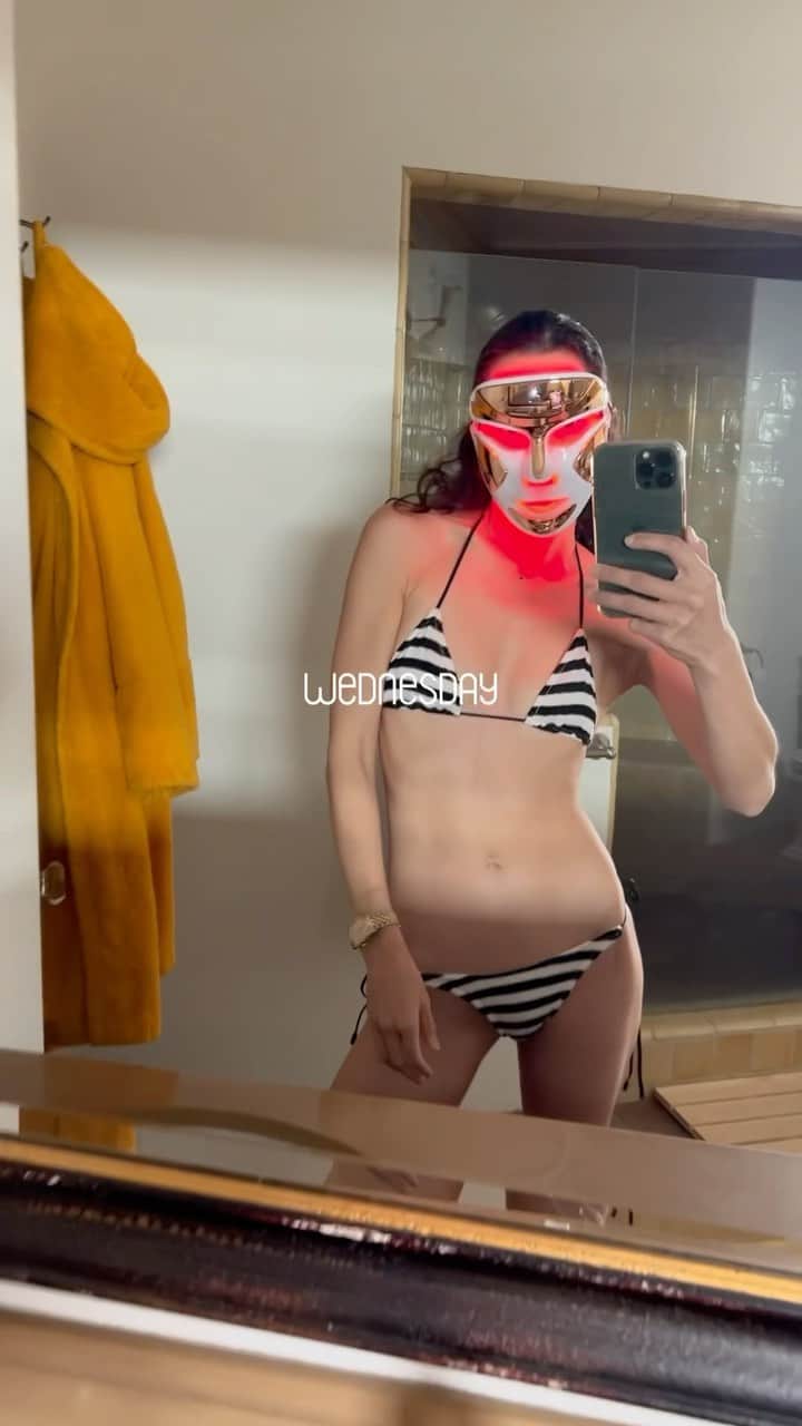 エイドリアン・ホーのインスタグラム：「7 days a week 💦☀️💪📸💄」
