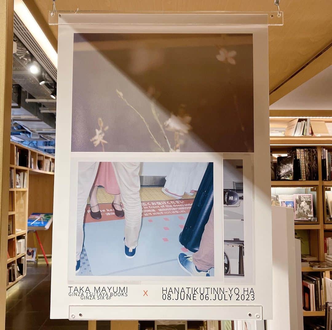 銀座 蔦屋書店さんのインスタグラム写真 - (銀座 蔦屋書店Instagram)「【フェア】はなちくちん　からの　YO_HA  2013年よりパリから東京に拠点を移し、数々の自費出版写真集の発表して話題となっている写真家・Taka Mayumiの新刊作品集『YoHa』刊行を記念して、『はなちくちん からの YO_HA 』フェアを開催します。  国内外のファッション誌を多く手掛け、同時に自費出版の写真集を出し続けている写真家・Taka Mayumi。今回の新作作品集『YoHa』はTaka Mayumi自らアートディレクション、デザインを手掛けた1冊で、作家独特の目線で町の雰囲気や、撮影対象である花や人が切り取られています。  今回のフェアでは作品集『YoHa』の販売に加え、『YoHa』に掲載されているイメージのプリント作品、銀座蔦屋書店限定ポスター、過去写真集アーカイヴを展示・販売いたします。  [アーティストプロフィール] Taka Mayumi 2013年までパリのファッションシーン、Magazineで写真家として活動。その後東京を拠点に活動している。国内は勿論、国外からも人気を得ており、独特の目線からselfpublishing 写真集を刊行している。  【フェア】はなちくちん　からの　YO_HA 会期 2023年6月8日(木) - 2023年7月6日(木) ※終了日は変更になる場合があります。 時間 10:30～21:00 場所 銀座 蔦屋書店BOOK売場(写真) 主催 銀座 蔦屋書店 問い合わせ先 03-3575-7755  [販売について] 作品は銀座 蔦屋書店店頭では6月10日（土）10時30分より、アートのオンラインマーケットプレイス「OIL by 美術手帖」では6月11日（日）10時30分より販売いたします。 https://oil.bijutsutecho.com/gallery/730  ▶詳細はこちら https://store.tsite.jp/ginza/event/art/33414-1148150502.html    #TakaMayumi #写真家 #写真集 #写真展 #photograph #photographer #photobook #tokyo #tokyobookstore #bookstore #bookshop #prettybookplaces #gsix #ginzasix #銀座 #蔦屋書店 #ginza #銀座蔦屋書店 #ginzatsutayabooks #tsutayabooks @taka_mayumi」6月8日 10時32分 - ginza_tsutayabooks