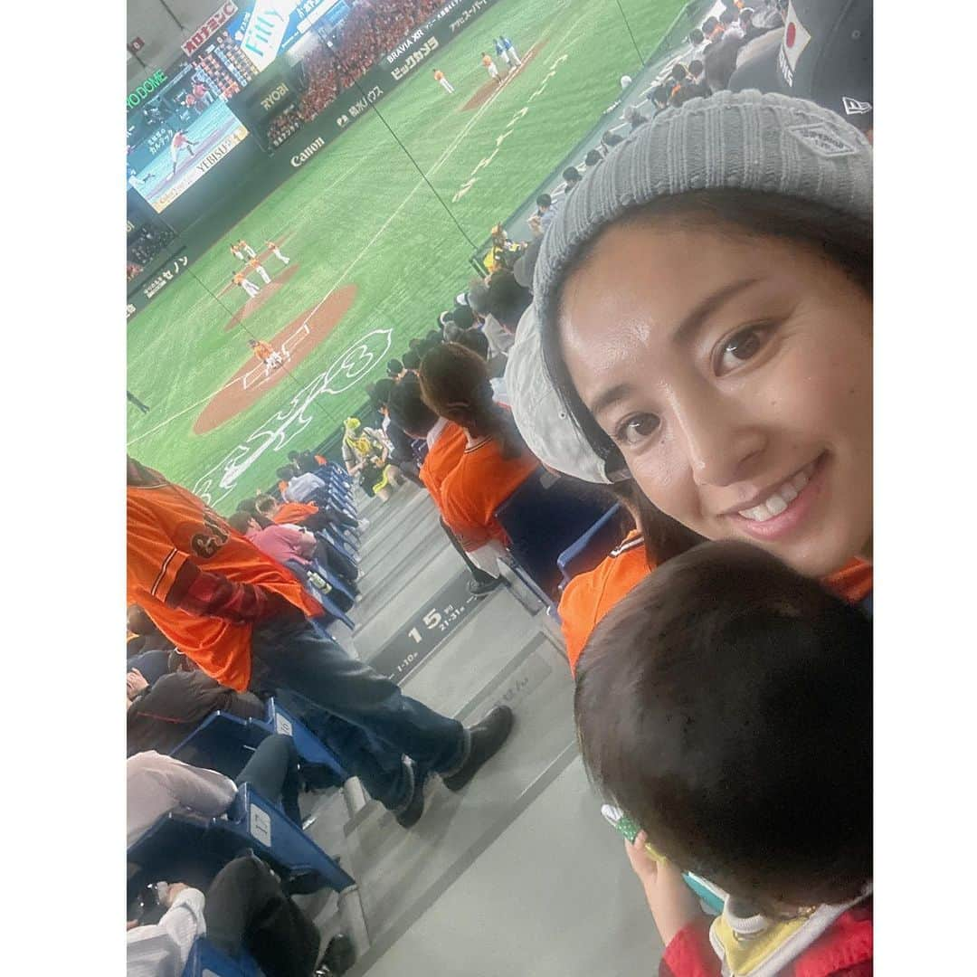 片岡安祐美のインスタグラム：「⚾️  先日のこと。家族3人で野球観戦へ〜🏟️  色々心配でこの日は5回で帰路に。 でも、息子氏とってもお利口さんにしてくれてて、 いつもより寝る時間遅くなっちゃったけど、 帰宅後もすんなり寝てくれて一安心！！！  息子氏野球観戦できるんだーーー！！ってわかって、 かーちゃんとっても嬉しかった1日でした😊🙌🏻 #家族3人でお出かけ も楽しかった♪  大きくなって、かーちゃん野球観に行こうよ！ って言われるのが夢なあたしです💛  でも、野球やれとは言いません！！！絶対に！ やらなくてもいい、嫌いになられる方が辛いから！！！😭笑笑  #野球観戦  #プロ野球  #息子氏デビュー  #東京ドーム」