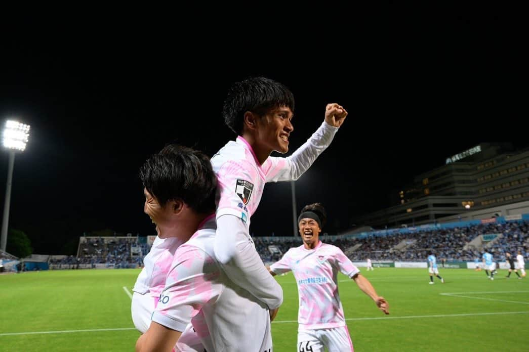 河田篤秀のインスタグラム：「. vs 横浜FC  2-1 vs 宮崎　　5-1  一体感ある素晴らしい勝利！ そのピッチに立てていることがすごく嬉しい ただ、自分のプレーの質が低い もっとタフに もっと正確に 勝ちながら反省出来ることに感謝！ みんなありがとう！  #jleague #jリーグ  #サガン鳥栖 #河田篤秀  #現状維持は即衰退　  #アンダーアーマー」