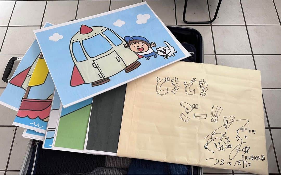 つるの剛士のインスタグラム：「これ、じつはボクが20歳の時に描いた紙芝居（絵本）。  ちびっ子むけのミニコンサート、 短大時のグループ発表、 幼稚園教育実習。。  そして今回またまたとある幼稚園へ出張します。  当時はまさかこんな未来が来るとは思ってなかった。  そのときそのときに興味があること、どんなことでも行動しておくと、 いつか花が咲いて実ってくれるときがくる。48年ずっとこれ。  というわけで今日もひたすら種蒔き種蒔き🌱  さ、今日からまたまた3日間地方出張。 つるのせんせい合間の試験も頑張る💪  #つるのイラスト  業務連絡※あの時色つけてくれたアレがコレになってあちこち活躍しとるで　@adeam_ikok」