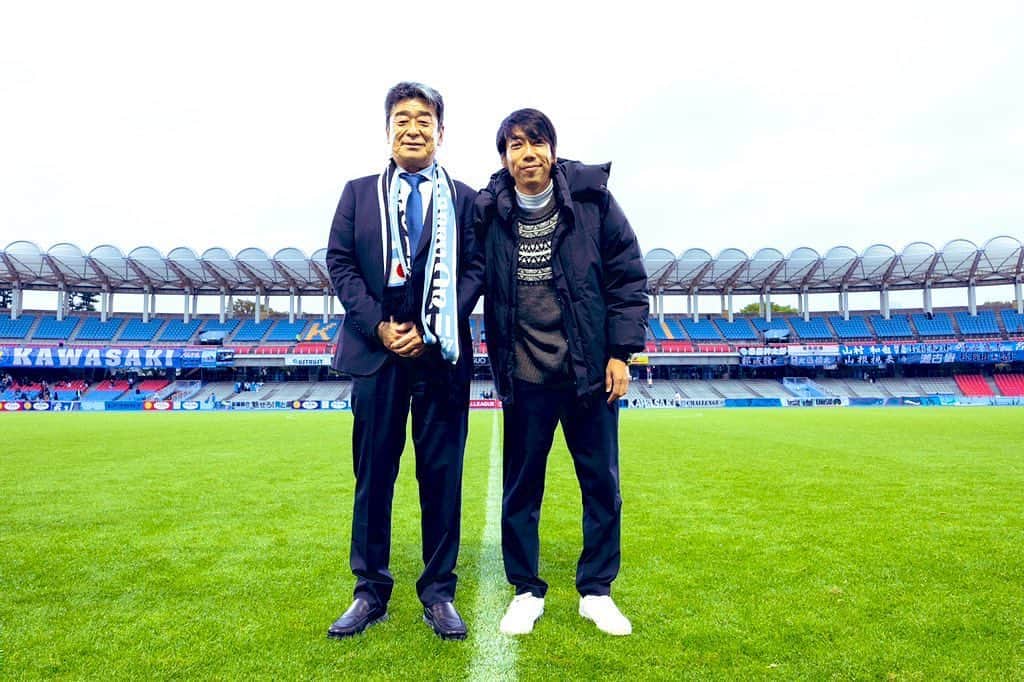 中村憲剛のインスタグラム：「: 庄子さんがいなかったら、庄子さんが僕を獲得すると決めてくれなかったら。  中村憲剛は今、ここにいません。  大恩人でもあり、苦楽を共にした戦友でもあります。  初優勝時の庄子さんとの抱擁は一生忘れません。  本当に感謝しております。  新天地・仙台でのご活躍、祈念しております‼︎」