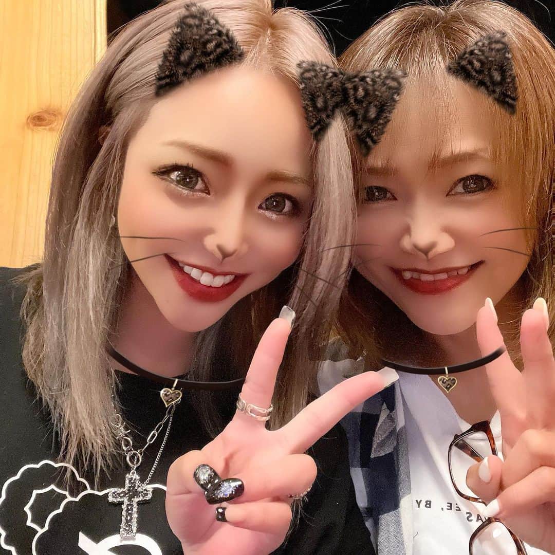 MII MAMAのインスタグラム：「. . . 親子✌🏾🩷 ------------------------------------------ 🔎White Style mi mama 良かったらチャンネル登録お願いします🙇🏽‍♀️ #YouTube#ユーチューバー#主婦ユーチューバー#MIIMAMA#チャンネル登録お願いします#2児ママ#年子ママ#ギャルママ#ぎゃるまま#アラサーママ#アラサー#30代#30代ママ#ホワイトインテリア#モノトーンインテリア#シンプルな暮らし#収納#ホワイト収納#イチナナ#イチナナライバー#専属ライバー#主婦ライバー#17LIVE#主婦YouTuber#ママYouTuber#ママライバー#幼稚園ママ#小学生ママ」
