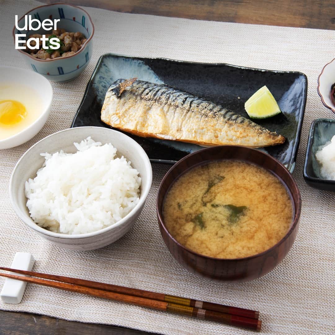 UberEATS_Japanさんのインスタグラム写真 - (UberEATS_JapanInstagram)「. ⋱🎖家族の健康に！ ヘルシー料理 3 選🎖⋰ 家族みんなの健康のために 食事にも気をつけたい✨  そこで Uber Eats が 「ヘルシー料理」を 3 つ選びました！  🎖野菜も鶏肉もボリューム満点！「コブサラダ」 🎖しっかり魚で健康に！「サーモングリル」 🎖一汁三菜で、バランスよく！「和食定食」  Uber Eats なら おいしくて身体も喜ぶ料理も頼めちゃう！  届いたご飯を家族みんなで おいしく楽しみながら 健康生活をはじめよう😋  あなたが家族と食べたいヘルシー料理は？ コメントで教えてね🙏  #UberEatsでいーんじゃない #UberEats #ウーバーイーツ #UberEatsSelection #ヘルシー #健康 #サーモングリル #コブサラダ #和食」6月8日 11時00分 - ubereats_japan