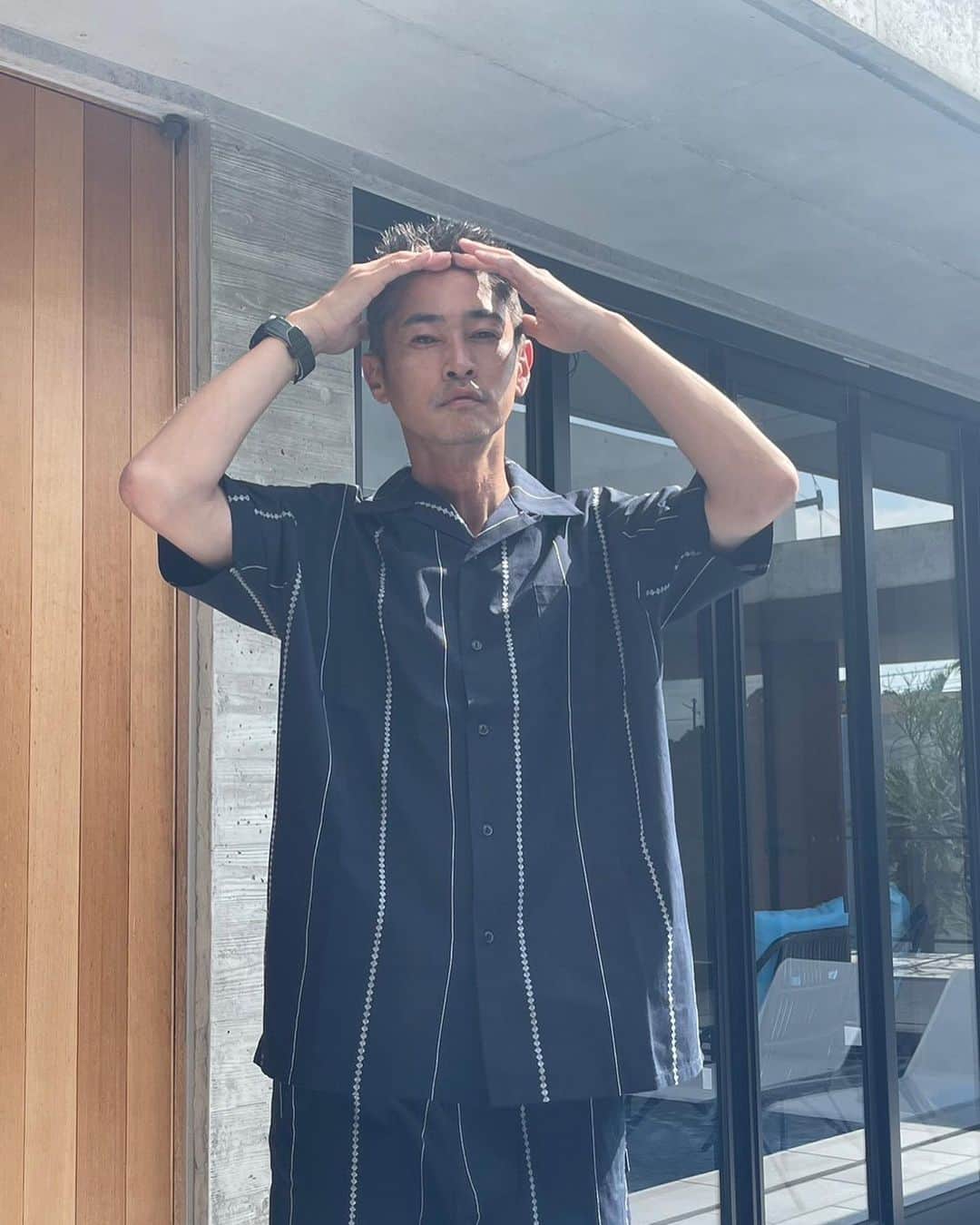 窪塚洋介のインスタグラム：「@roark_japan "JOURNEY STRIPES" S/S JACQUARD WOVEN  & "JOURNEY STRIPES" TRAVEL SHORTS  特注ジャガード生地で100%コットン。 シルエットと質感を両立させたシャツ。 ＆ ショーツは磁石付きのポケットでイージー開閉。 蒸れ防止メッシュがあったりの多機能。  もちろんこうなりゃ セットアップで着てもいい感じ。  沖縄／　@intheblue_okinawa にて撮影。  #roark #roarkrevival #ロアーク #ロアークリバイバル」