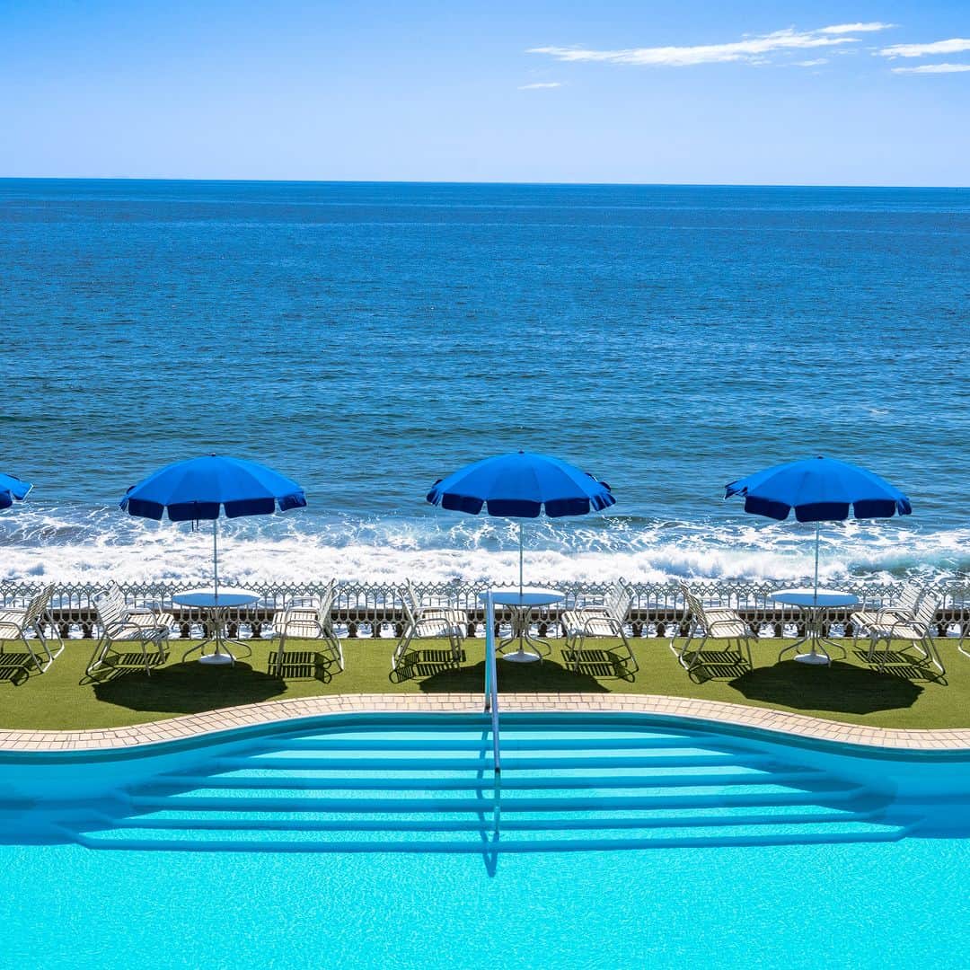 ホテルニューアカオ　熱海温泉＆リゾートのインスタグラム：「ACAO SPA ＆ RESORTは、熱海の自然に囲まれたプライベートビーチリゾート「ACAO BEACH」を、7月1日（土）にリニューアルオープンします。プライベートビーチとオーシャンビュープール、レストラン・BARを有した、ラグジュアリー空間で、くつろぎのリゾートステイをお楽しみください。 #ACAO #ACAOBEACH #アカオ #atami #熱海 #ビーチリゾート #プライベートビーチ #プール #POOL #夏 #SUMMER #アカオビーチ」
