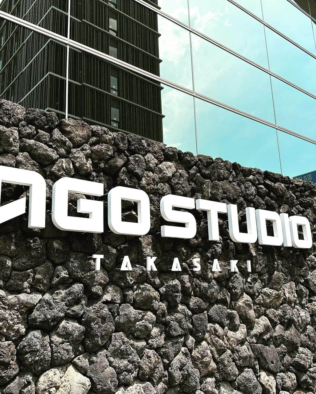 m.c.A・Tのインスタグラム：「昨日は群馬県高崎市にある TAGO STUDIOにおじゃましてきました。「歌スタ！！」で一緒だった多胡邦夫くんに会いに行きました。行政と組んで素晴らしいスタジオを中心に新しいアーティストも育てているという活動をやられてます。木山裕策さんの「home」の作詞曲、プロデュースをはじめ数々のクリエイティブな活動も欠かさずやられてる方。久しぶりだったけど昔通り！有意義な時間をありがとう！ 多胡くんは小柄なイメージがあったけど俺の方が十分小柄だったw。 帰りにナイスな古着屋を発見！ 寄って来ました。  高崎、車で行ったけどけっこう近いね。また行きます！」