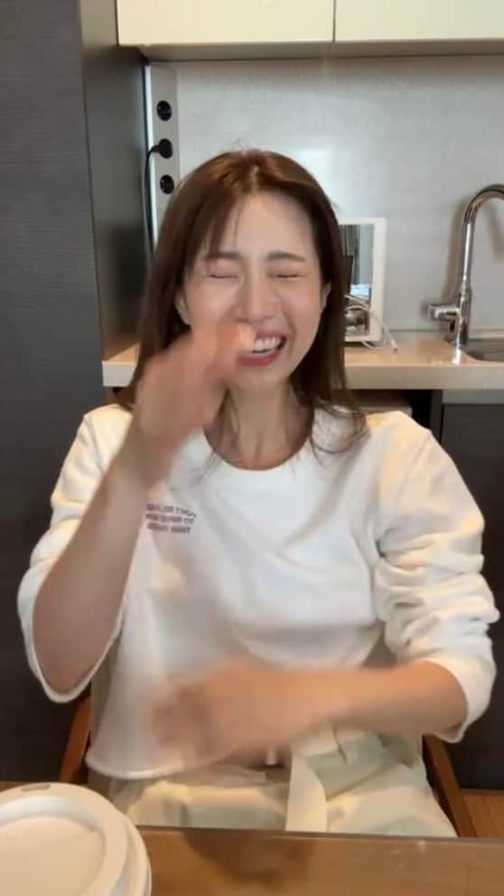 喜田彩子のインスタグラム：「2023.06.08 韓国出張DAY2-1  朝のメイクLive ※これ残していいのかな😂  #韓国 #korea #한국」