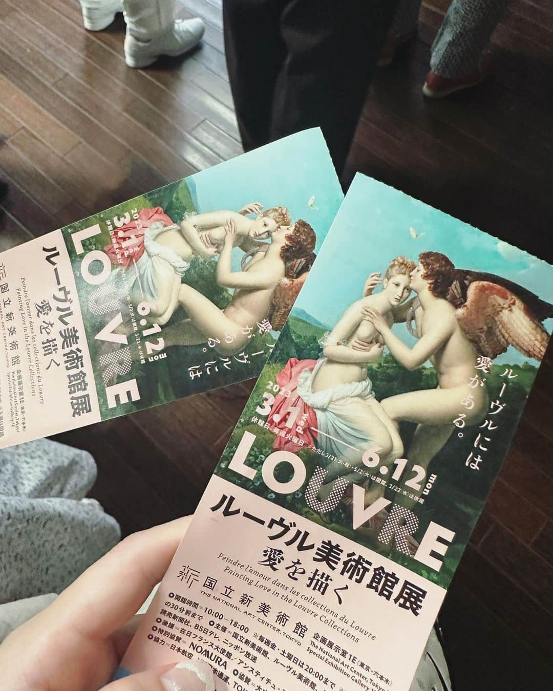 日向すずさんのインスタグラム写真 - (日向すずInstagram)「国立新美術館のルーヴル展に行ってきたよ♡ ずっと行きたかったやつ！  愛の起源を辿った、、、 最高でした👼🏻♡  グッズもたくさん！かわいい🥲💞  まつエクも新しくしたよ！ 今回はたれ目デザインで、 フラットラッシュ 目頭からc-10 d-11 c-11 j-12だよ♡  @apartment___salon  でやってもらいました🫧  まつエク本当にお人形顔になれるのでおすすめ☺️  お洋服は　@merryjenny_instagram 💞」6月8日 11時19分 - osuzudashi_