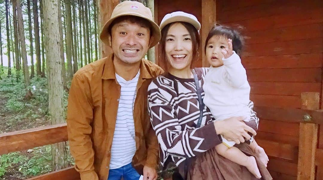 グッピーこずえのインスタグラム：「1人目の時キャンプデビュー前のコテージキャンプ🏕 思い出にチェックアウト前にバタバタ撮った📷 やっぱなんかこうゆう写真っていいなぁ〜🥰 森のひとときはベビー連れにめっちゃ良いから予防接種したら又連れて行きたいなぁ😊 月の時はコロナ禍で中々行けなくてキャンプデビュー遅おそやってんけど、先輩ママキャンパーさん、パパキャンパーさん、 本人がベビーキャンパーやったか方など何ヶ月からキャンプデビューしたか教えてください〜🙇‍♀️🙇‍♀️🙇‍♀️  #ベビキャン #子連れキャンプ　#ママキャンパー　#コテージキャンプ　#ファミキャン　#森のひととき  #ママキャンパーと繋がりたい」