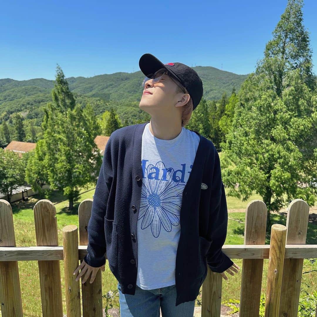 のインスタグラム：「気持ちがいいいいいいいいい！！🌱 みんなも行き詰まったりしたときは ふーーーーっと深呼吸してみて🫶 さあ今日も頑張ろうぜぇ🍄 Have a nice day. #HICO #織姫　 #織星 #HICOLAND」