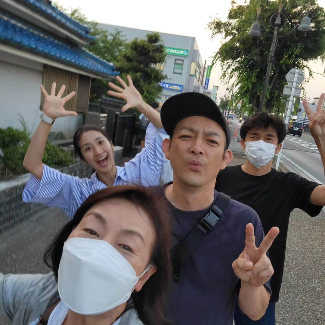 音無美紀子さんのインスタグラム写真 - (音無美紀子Instagram)「彦根入りした私達、ホテル周辺を散歩。 いい街並みですね。 太川陽介さんがアイスクリームを買ってくれた！  楽しくやってまーす。 #風を打つチーム #彦根」6月8日 11時23分 - mikikootonashi