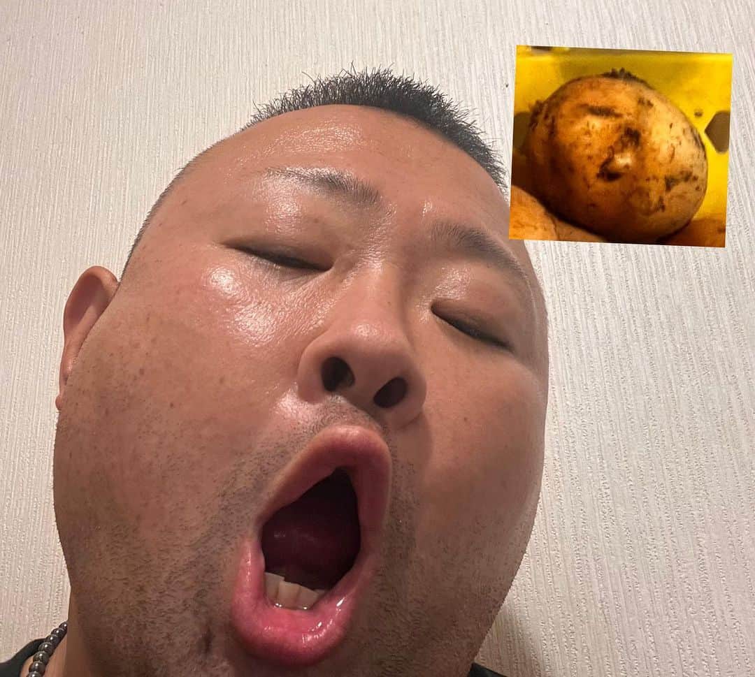 脇知弘さんのインスタグラム写真 - (脇知弘Instagram)「このじゃがいも。。。  僕に似てると言われた。。。  ちょうどこんな顔❓❓❓  食べるのかわいそ〜🤣🤣🤣  #脇知弘#じゃがいも#似てる#食べる#かわいそう#じゃがいもに似てる」6月8日 11時25分 - t_waki_at