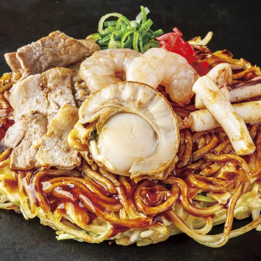 のインスタグラム：「麺入り生地を味わえるモダン焼き♪  モダン焼きというネーミングは お好み焼きよりも発祥が新しくてモダンだから……ではなく、 生地に麺をのせて「もりだくさん」なのが由来だそうです。  『ここやねんデラックスモダン』は 豚・イカ・エビ・ホタテと具材ももりだくさん❗大満足の一品です。  #モダン焼き　#シーフード #お好み焼きはここやねん　#ここやねん　#京都お好み焼き　＃大阪お好み焼き　＃滋賀お好み焼き　#関西グルメ　 #京都グルメ　#大阪グルメ　#滋賀グルメ　#関西ランチ　#京都ランチ　#大阪ランチ」