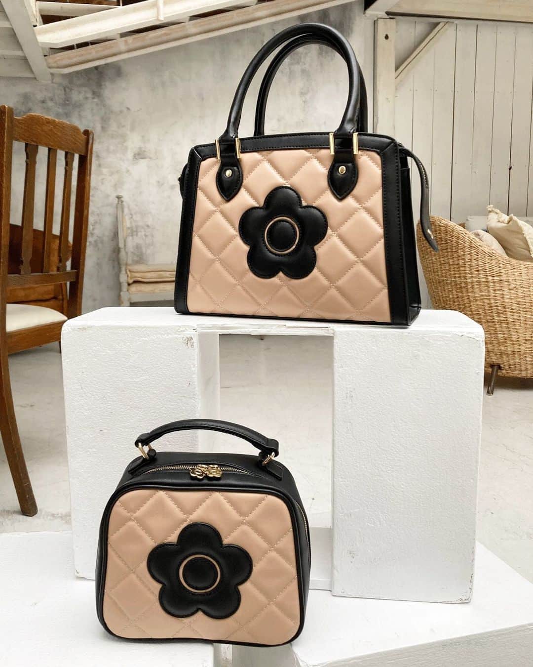 MARY QUANT officialのインスタグラム：「- #スクエアキルトデイジーパッチ2WAYトート #スクエアキルトデイジーパッチ2WAYショルダー - #MARYQUANT #FASHION - #マリークヮント #2WAYバッグ #トートバッグ #ショルダーバッグ」