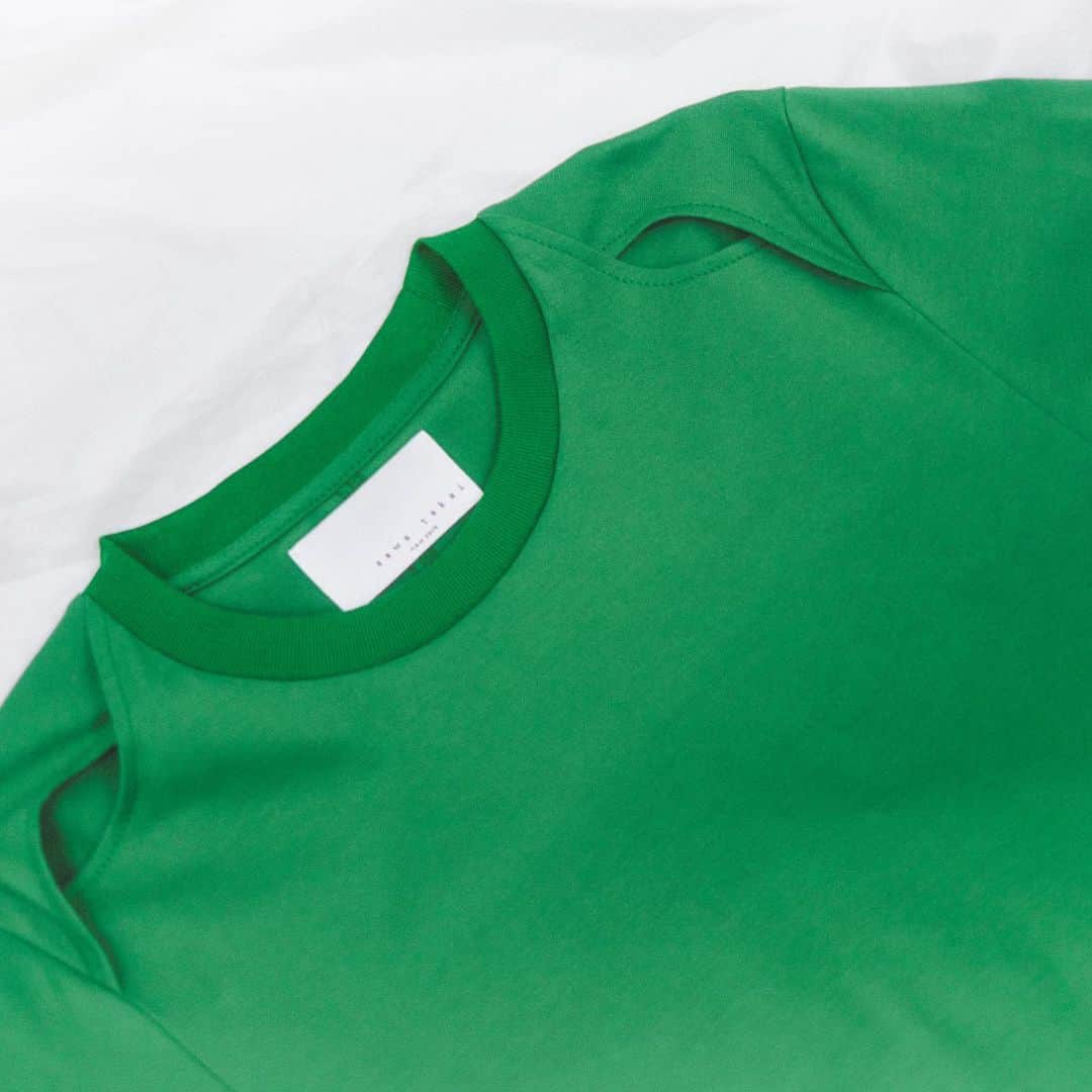 サワ タカイのインスタグラム：「sawa takai Spring Summer 2023 Mini Cross Tee features the unique cut design at shoulder. Comes in green, black, and white, all dyed in our original color.  肩のカットが新鮮なミニTシャツ。ボディは一つのパーツで作られているため、身頃の両脇にシームがなく、背面の中心で縫い合わせたデザインが特徴的。素材にはオリジナルカラーで染めた天竺素材を使用。  Available at @restyle_isetan_shinjuku  @zozovilla_official  @sawatakai_official   #sawatakai #springsummer2023 #ss23 #ss2023」