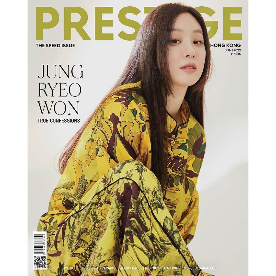 チョン・リョウォンのインスタグラム：「. had so much fun working with @prestigehk and their wonderful crew! ❤️🫶 so heres some pictures from prestige Hongkong june issue 2023! . 💄 @___nomakeup  👗 @namhan_je, @stylist_eel  💇🏻‍♀️ @hair_soonsoo  📸 @studioioo」