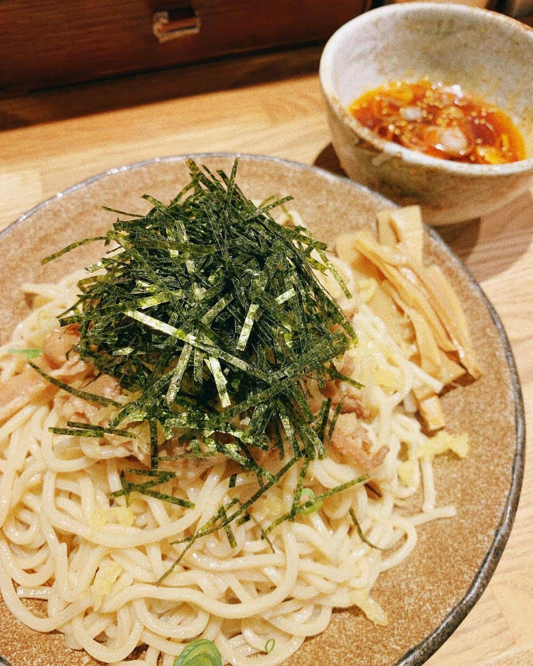 前野悠介のインスタグラム：「ソフマップ　西新宿メディア館  昨日、守屋と行ったんやけど、美味かった！！ 守屋が、一口食べる毎に『美味いっすわー。天かすが相性バツグンすね』と必ず言っていたので、少し怖くなった。」