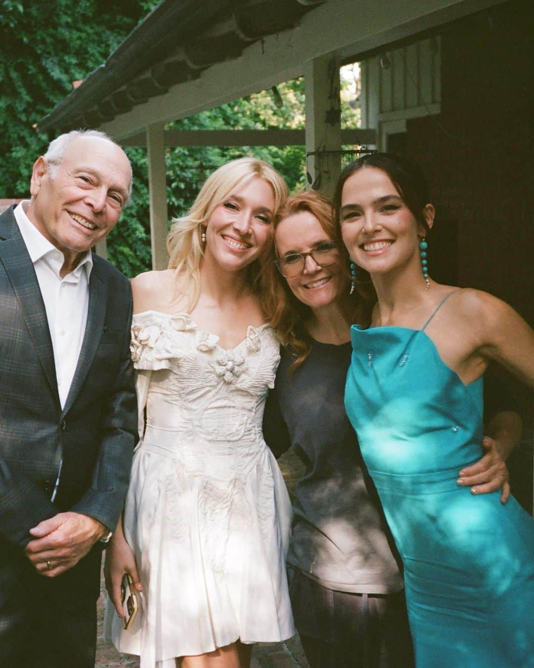 リー・トンプソンのインスタグラム：「More @maddiedeutch @zcarlisle wedding picks! It was such a beautiful rehearsal dinner hosted by Zach's amazing parents Linda and Chuck. Maddie was so beautiful waring my 1989 wedding party dress. And for the wedding I wore the same earrings I wore for my ceremony. I could still fit in the earrings. 🎊#tradition」