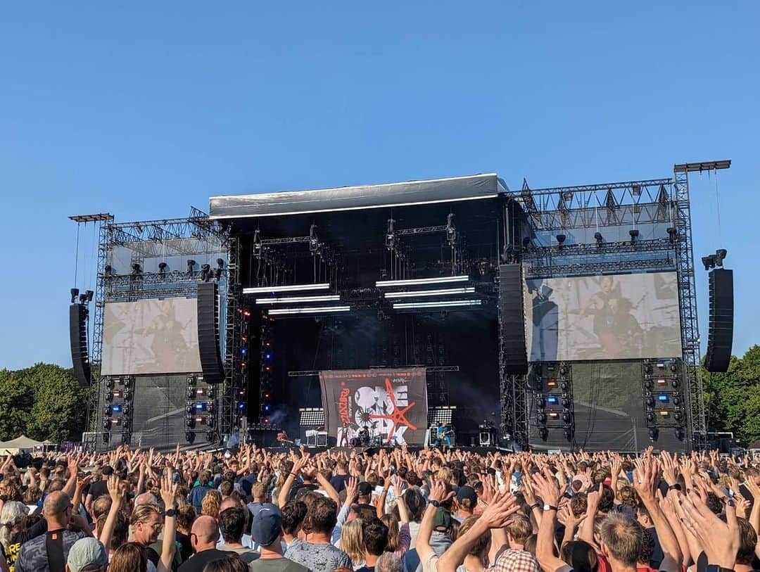 ONE OK ROCKさんのインスタグラム写真 - (ONE OK ROCKInstagram)「Netherlands!! #ONEOKROCK #MUSE #Europe #tour」6月8日 11時52分 - oneokrockofficial