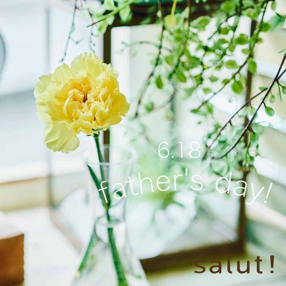 salut!さんのインスタグラム写真 - (salut!Instagram)「その他の投稿⇨ @salut_shop ･･････ ⁡ 6/18(日)は父の日𓇢 ⁡ お父さんに「ありがとう」の 気持ちを伝える素敵な日⸜꙳⸝ ⁡ salut!では父の日のプレゼントに おすすめのアイテムを多数ご用意しております𓂅 ⁡ ─────────── ⁡ 公式通販サイトは @salut_shop トップページURLよりご確認下さいませ𓍯 ⁡ ─────────── 店舗により在庫状況が異なります。 一部店舗の営業時間等が異なる場合がございます。 予め各館のHP等をお確かめくださいませ。 ご不便をお掛けして申し訳ございませんが予めご了承くださいますようよろしくお願いします。 ─────────── #サリュ #salut #まいにちインテリア #インテリア雑貨 #雑貨店 #雑貨屋 #雑貨屋さん巡り #ギフト #ギフトにおすすめ #プレゼント #プレゼントにおすすめ #父の日 #父の日プレゼント #お父さん #お父さんありがとう #レザー #ハンディファン #通勤コーデ #通勤スタイル #観葉植物 #観葉植物のある暮らし #観葉植物好きな人と繋がりたい #イヤホンケース #Bluetoothイヤホン」6月9日 18時00分 - salut_shop