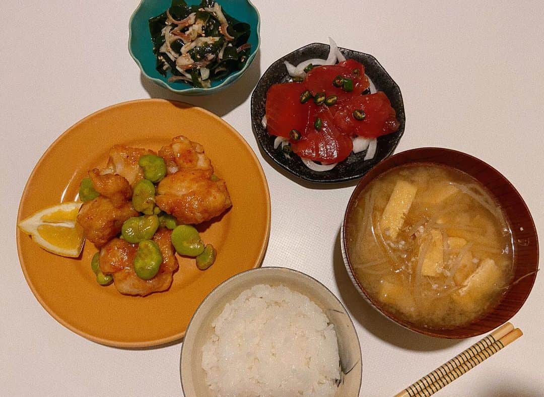 菅原沙樹さんのインスタグラム写真 - (菅原沙樹Instagram)「最近の👩🏻‍🍳 わらびのおひたし、 カブのしらす梅ディル和え、 ミズ(私の地元ではカタハ)の煮物、 頂き物の美味しいきゅうりの漬物、 アジのなめろう、 アジの干物、 牛ランプ肉のステーキ、 野菜のロースト、 生ハムメロン、 ホタルイカとそら豆のアヒージョ、 ケールとモッツァレラのサラダ、 お義母さんお手製の春巻き、 焼きそら豆、 新玉ねぎとツナとディルのサラダ、 小やりいかとタコのアヒージョ、 鶏肉とそら豆の豆板醤炒め、 漬けマグロ、 わかめとミョウガと新生姜のナムル、 もやしとあげの味噌汁。 #トーキョー嫁ご飯#トーキョー家族ご飯」6月8日 11時58分 - saki313apo