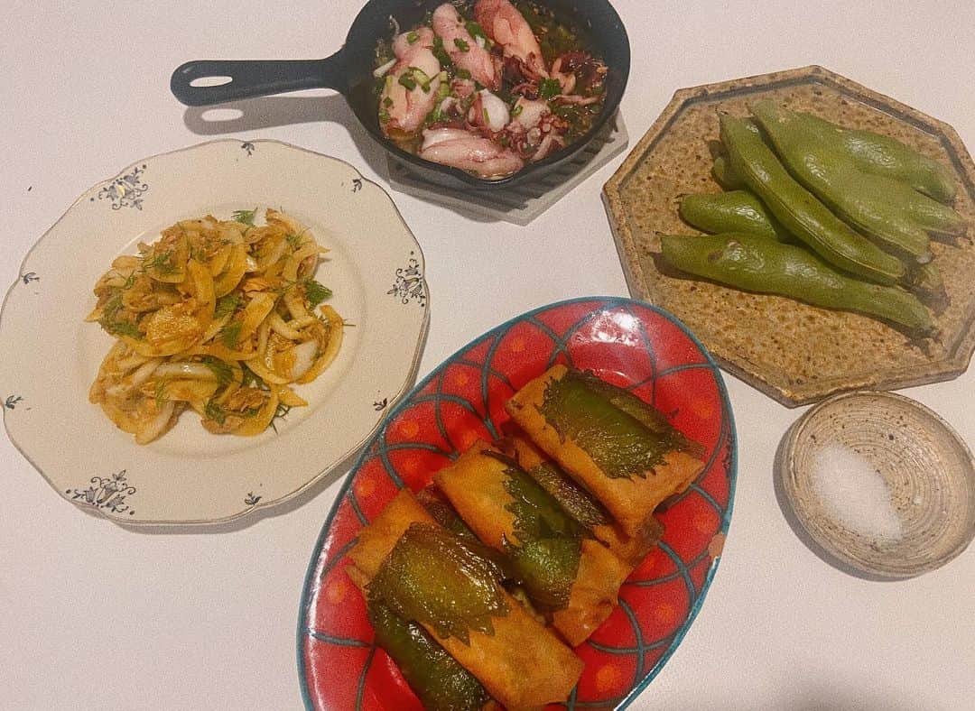 菅原沙樹さんのインスタグラム写真 - (菅原沙樹Instagram)「最近の👩🏻‍🍳 わらびのおひたし、 カブのしらす梅ディル和え、 ミズ(私の地元ではカタハ)の煮物、 頂き物の美味しいきゅうりの漬物、 アジのなめろう、 アジの干物、 牛ランプ肉のステーキ、 野菜のロースト、 生ハムメロン、 ホタルイカとそら豆のアヒージョ、 ケールとモッツァレラのサラダ、 お義母さんお手製の春巻き、 焼きそら豆、 新玉ねぎとツナとディルのサラダ、 小やりいかとタコのアヒージョ、 鶏肉とそら豆の豆板醤炒め、 漬けマグロ、 わかめとミョウガと新生姜のナムル、 もやしとあげの味噌汁。 #トーキョー嫁ご飯#トーキョー家族ご飯」6月8日 11時58分 - saki313apo
