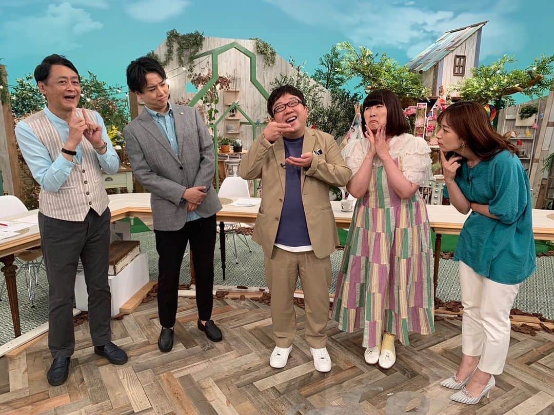 川村エミコのインスタグラム：「天野さんが食べていた 美味しいお肉とお寿司とお麩のお団子🍡 を皆んなで 羨むの図✨✨✨  #幸せは名駅にあった！  午後（夕方）から 東海地方は雨予報☔️です。 雨の備えをしてお過ごしください。 ✨✨✨✨ #東海テレビ #スイッチ  観ていただいた方 ありがとうございます。  #朝の富士山 #最近イヤリング 用意してくださいます。  ありがとうございます😊」