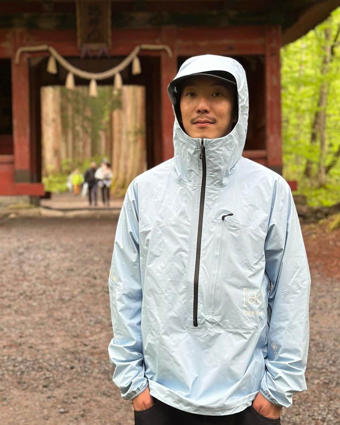 のインスタグラム：「【Burton的レインジャケットの選び方！】本格的な梅雨シーズンに突入し、ややテンション下がり気味な今日この頃。「雨の日だって楽しく出かけたい！」なんて人には、ハイパフォーマンスでオシャレなレインジャケットが必要不可欠です。Burtonでは多種多様なレインジャケットを展開しているので、きっとアイテム選びに迷う方も多いでしょう。今回は、各モデルの解説やストアスタッフのコメントと共に、みなさんのレインジャケット選びをサポートします。 #Burton #Outdoors #SS23Burton」