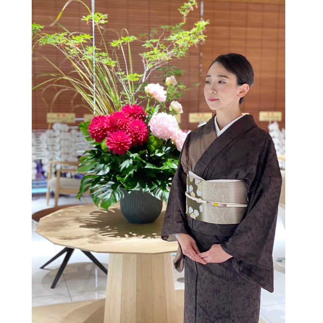 松尾翠さんのインスタグラム写真 - (松尾翠Instagram)「着用するとこんな感じです。 動きが生まれ、刺繍が透けるのがまた…✨(5枚目)  新しくなったLEXUS 西大路店にお仕事でお邪魔しました🙏  空間が、細部へのこだわりが、素晴らしく美しかった…🥹 数枚飾られていた西陣織のアートもツボでした。  着物が気になる方には 東村あきこ先生のマンガ 「銀太郎さんお頼み申す」がとてもとてもおすすめです。 今2巻まで出ています。わかりやすいし面白いし笑えるしシャントする。 @senseofwonder_kyoto 着物部👘  淑やかな雰囲気演じてますが、中身は変わらず小学生男子です。あしからず🏃  #lexus #きもの #汕頭刺繍#6月着物 #美しいキモノ #単衣着物 #着物が好き#着物コーディネート #kimonodress #銀太郎さんお頼み申す #着物初心者  #松尾翠」6月8日 11時59分 - midori.matsuo_official