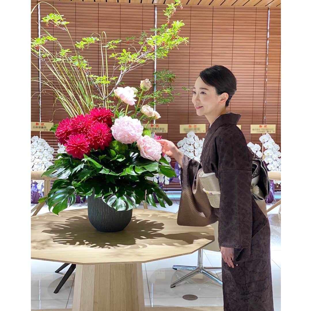 松尾翠さんのインスタグラム写真 - (松尾翠Instagram)「着用するとこんな感じです。 動きが生まれ、刺繍が透けるのがまた…✨(5枚目)  新しくなったLEXUS 西大路店にお仕事でお邪魔しました🙏  空間が、細部へのこだわりが、素晴らしく美しかった…🥹 数枚飾られていた西陣織のアートもツボでした。  着物が気になる方には 東村あきこ先生のマンガ 「銀太郎さんお頼み申す」がとてもとてもおすすめです。 今2巻まで出ています。わかりやすいし面白いし笑えるしシャントする。 @senseofwonder_kyoto 着物部👘  淑やかな雰囲気演じてますが、中身は変わらず小学生男子です。あしからず🏃  #lexus #きもの #汕頭刺繍#6月着物 #美しいキモノ #単衣着物 #着物が好き#着物コーディネート #kimonodress #銀太郎さんお頼み申す #着物初心者  #松尾翠」6月8日 11時59分 - midori.matsuo_official