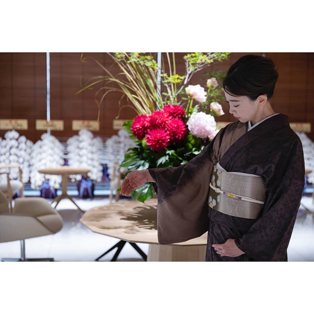 松尾翠さんのインスタグラム写真 - (松尾翠Instagram)「着用するとこんな感じです。 動きが生まれ、刺繍が透けるのがまた…✨(5枚目)  新しくなったLEXUS 西大路店にお仕事でお邪魔しました🙏  空間が、細部へのこだわりが、素晴らしく美しかった…🥹 数枚飾られていた西陣織のアートもツボでした。  着物が気になる方には 東村あきこ先生のマンガ 「銀太郎さんお頼み申す」がとてもとてもおすすめです。 今2巻まで出ています。わかりやすいし面白いし笑えるしシャントする。 @senseofwonder_kyoto 着物部👘  淑やかな雰囲気演じてますが、中身は変わらず小学生男子です。あしからず🏃  #lexus #きもの #汕頭刺繍#6月着物 #美しいキモノ #単衣着物 #着物が好き#着物コーディネート #kimonodress #銀太郎さんお頼み申す #着物初心者  #松尾翠」6月8日 11時59分 - midori.matsuo_official
