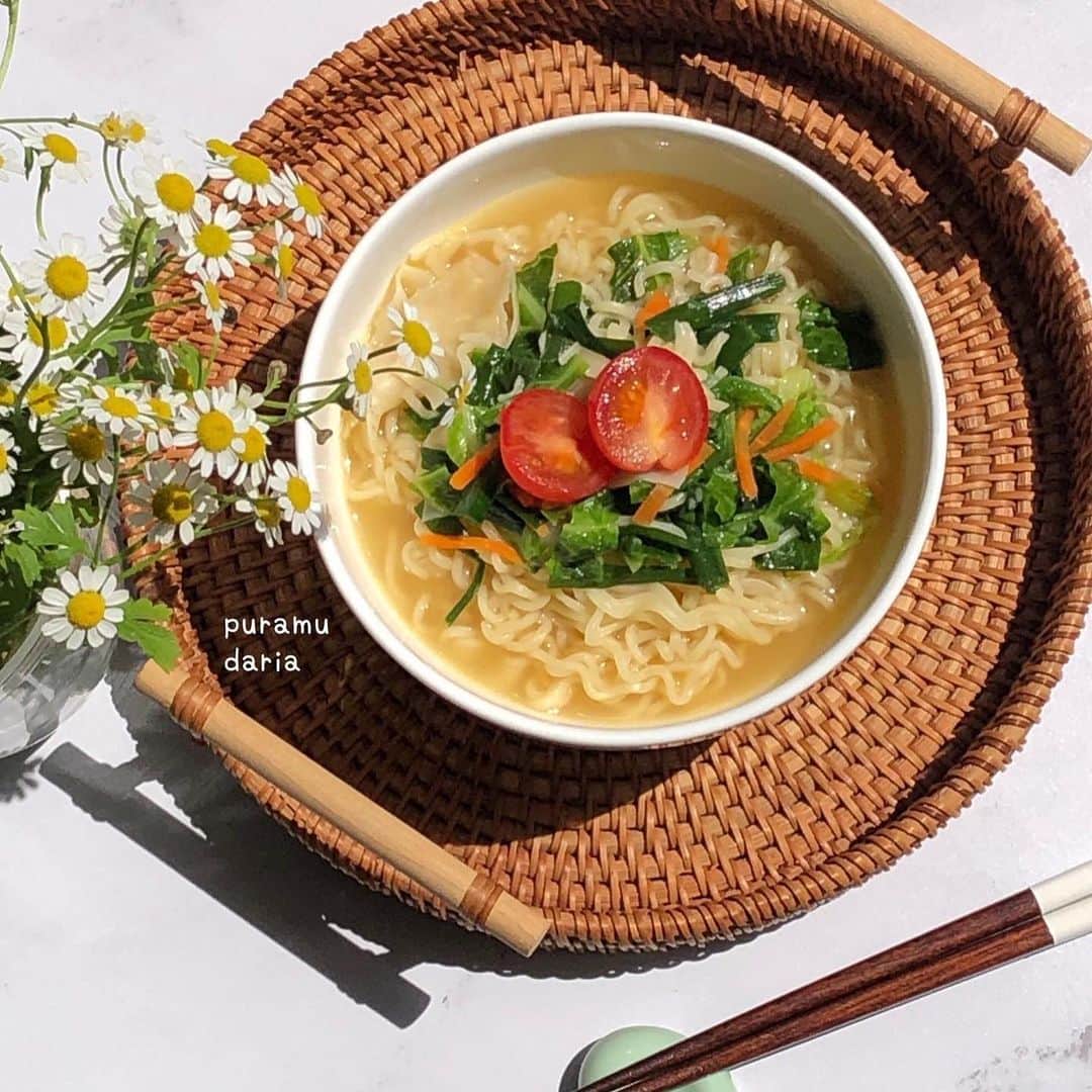 エースコックのこぶたのインスタグラム：「. ワンタンメンにニラ、キャベツ、にんじんにトマトをトッピング🍜  簡単におしゃれなランチはいかがですか？🥰  Special Thanks!📷@ puramudaria  #ワンタンメン #エースコック #アレンジレシピ #アレンジ #麺好きと繋がりたい #ランチ #昼ごはん」