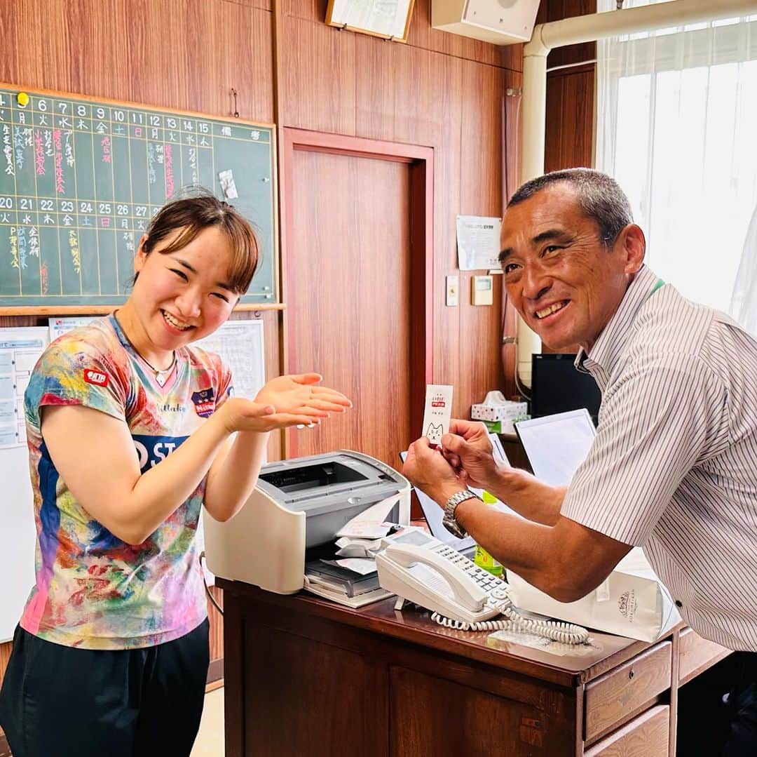 伊藤美誠さんのインスタグラム写真 - (伊藤美誠Instagram)「🔰初仕事🔰  「静岡いわたPR大使」の名刺をいただきました♪  「名刺は今まで頂くばかりだったので、自分が渡せる側になれて嬉しい！」と伊藤選手🤗  名刺交換の第一号は、伊藤選手の母校・磐田北小学校の校長先生となりました！😆  地元・磐田のPRも #みまがんば ‼️  #スターツ #伊藤美誠 #卓球 #tabletennis #pingpong #静岡いわたPR大使 #磐田市 #iwata #磐田っていいな ＃いいわたし」6月8日 12時05分 - mima_staff