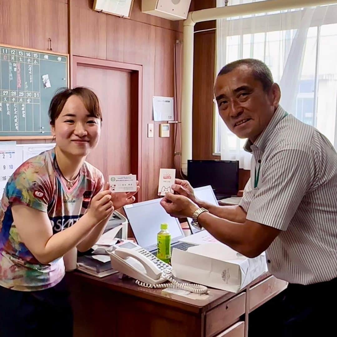 伊藤美誠さんのインスタグラム写真 - (伊藤美誠Instagram)「🔰初仕事🔰  「静岡いわたPR大使」の名刺をいただきました♪  「名刺は今まで頂くばかりだったので、自分が渡せる側になれて嬉しい！」と伊藤選手🤗  名刺交換の第一号は、伊藤選手の母校・磐田北小学校の校長先生となりました！😆  地元・磐田のPRも #みまがんば ‼️  #スターツ #伊藤美誠 #卓球 #tabletennis #pingpong #静岡いわたPR大使 #磐田市 #iwata #磐田っていいな ＃いいわたし」6月8日 12時05分 - mima_staff
