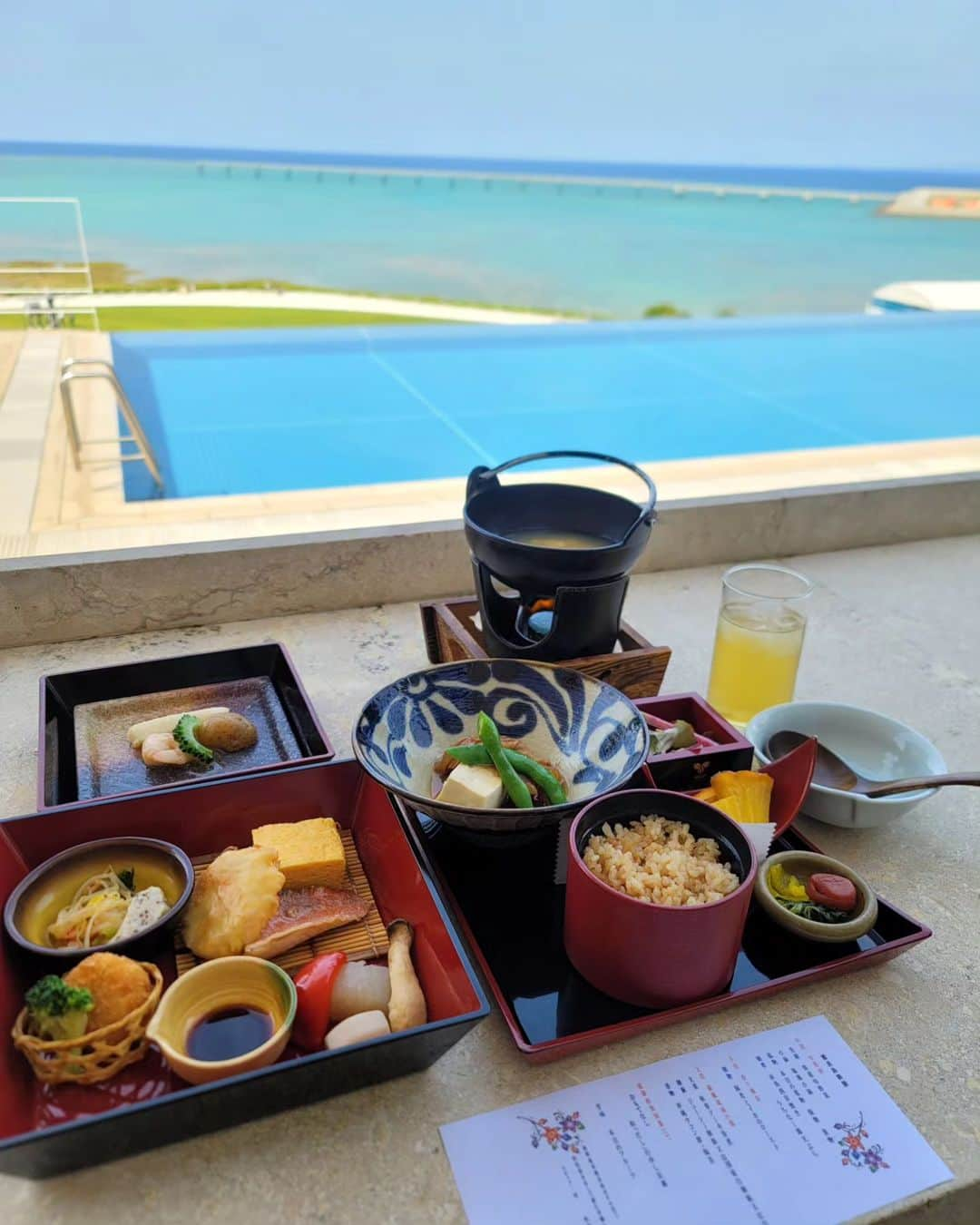 黛実希さんのインスタグラム写真 - (黛実希Instagram)「瀬長島ホテルの朝食🍽️🌽🧅🍳❤️ @senagajimahotel 海を見ながら朝食気持ち良すぎたし お料理が本当においしすぎた🫶🏻 温泉もあって、プールもあって、お料理美味しくて、ホテルきれいで、そして何より大好きな飛行機が目の前で見れて最高なホテルでした💕  これで沖縄投稿ついに最後です😂💕 (本当はまだあるけどキリないからいつか載せます( ･ิω･ิ)w)  #沖縄#沖縄旅行#沖縄グルメ#瀬長島#瀬長島ウミカジテラス#瀬長島ホテル#ウミカジテラス#沖縄カフェ#沖縄ホテル#沖縄観光#ひとり旅#ひとり旅女子#おひとりさま女子#おひとりさま時間#女子ひとり旅#タビジョ#혼자여행#오키나와#오키나와여행#오키나와맛집#오키나와카페#세나가지마#비키니#水着」6月8日 12時08分 - candymiiiki