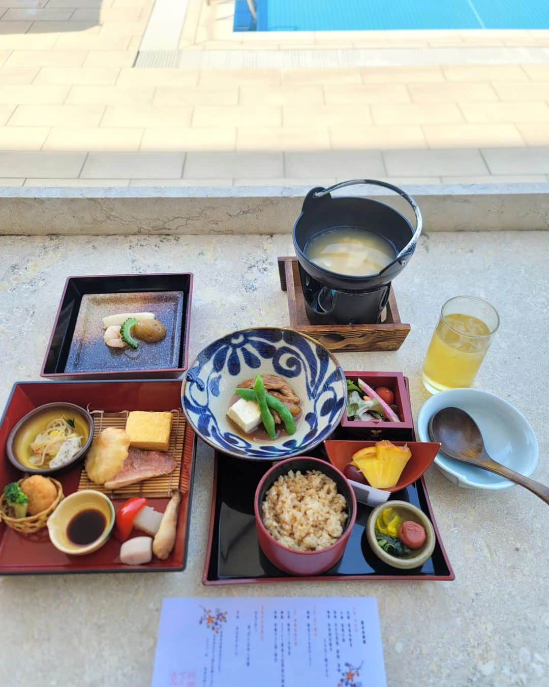 黛実希さんのインスタグラム写真 - (黛実希Instagram)「瀬長島ホテルの朝食🍽️🌽🧅🍳❤️ @senagajimahotel 海を見ながら朝食気持ち良すぎたし お料理が本当においしすぎた🫶🏻 温泉もあって、プールもあって、お料理美味しくて、ホテルきれいで、そして何より大好きな飛行機が目の前で見れて最高なホテルでした💕  これで沖縄投稿ついに最後です😂💕 (本当はまだあるけどキリないからいつか載せます( ･ิω･ิ)w)  #沖縄#沖縄旅行#沖縄グルメ#瀬長島#瀬長島ウミカジテラス#瀬長島ホテル#ウミカジテラス#沖縄カフェ#沖縄ホテル#沖縄観光#ひとり旅#ひとり旅女子#おひとりさま女子#おひとりさま時間#女子ひとり旅#タビジョ#혼자여행#오키나와#오키나와여행#오키나와맛집#오키나와카페#세나가지마#비키니#水着」6月8日 12時08分 - candymiiiki