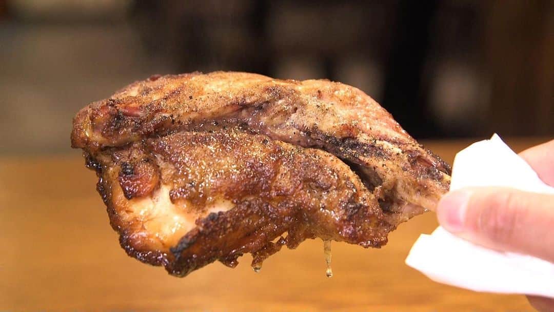 KHBアナウンス部さんのインスタグラム写真 - (KHBアナウンス部Instagram)「松本龍です。 私がナレーションを担当している五感グルメ！ 今日は青葉区上杉　県庁そばにある「ひな香」の「骨付き鳥の一本焼き」です。 奥州いわい鶏のもも肉にスパイスをつけて フライパンとオーブンで二度焼き 柔らかくジューシーな鶏もも肉  今日もぜひご覧ください♪ #チャージ　#五感グルメ　#仙台　#ひな香　#奥州いわい鶏」6月8日 12時10分 - khb_announcer