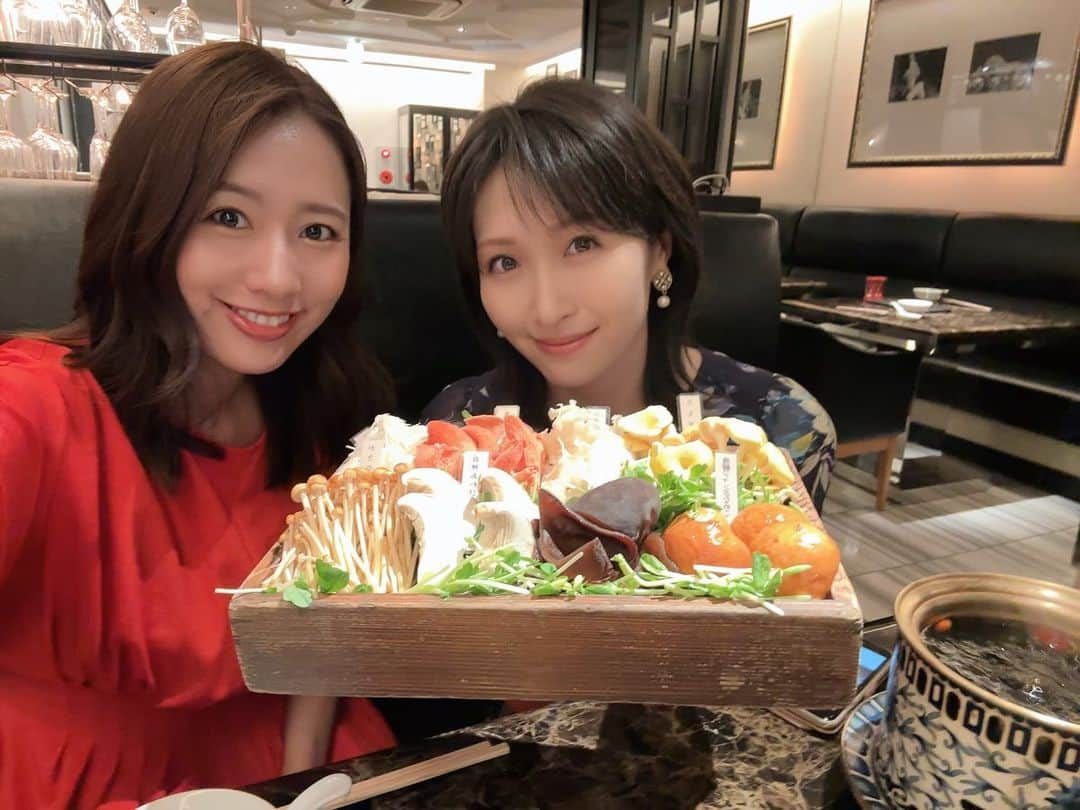 守永真彩さんのインスタグラム写真 - (守永真彩Instagram)「. . 横山ルリカちゃんと火鍋ランチ🫕  梅雨に入る時期って☔️ 天候が不安定だったり、湿度が高かったりで 何となーくモヤっとした気持ちになりやすい&身体が疲れやすい気がするので。  冬じゃなくても、こういう時期は火鍋食べて免疫力高めるのが好き😋🌸  ルリカちゃん、グリーンチャンネルで新たにレギュラーが決まったり、相変わらず絶好調🫶✨ 夏は北海道もあるし移動も大変だと思うけど、ファイトだーーー🔥  同い年の友達として、ルリカちゃんの活躍嬉しいし、応援してるし自分も頑張ろうってなる！  そして #東京ダービー はミックファイア強かったですね〜！！ 無敗の二冠馬！！タイムも衝撃的でした。 しかもまだこれからの馬ですし、末恐ろしい😁❤️ 三冠馬になるところが見たいなぁ☺️  ルリカちゃんは馬券も的中してたみたい👏 流石です🤍  #うまじょ　#馬女　 @rurika_yokoyama_official」6月8日 12時24分 - maayamorinaga