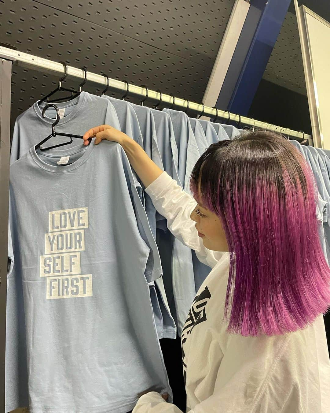 Soweluのインスタグラム：「6/10のライブで販売する 手刷りで制作した Love your self firstのTシャツ。今回はこの季節に ぴったりなカラーくすみブルーにしたよ♡  今回も手首が腱鞘炎になるくらい😂1枚1枚心を込めて作ったから手に取った方にその想いが伝わるといいな🌿  購入者の方はライブ終了後に グータッチ会に参加出来るよ！👊 参加される際はマスクの着用必須でお願いします🙏  みんなに会えるの楽しみにしてるね🌼  #sowelu #live #2023.6.10 #loveyourselffirst  #tshirt」