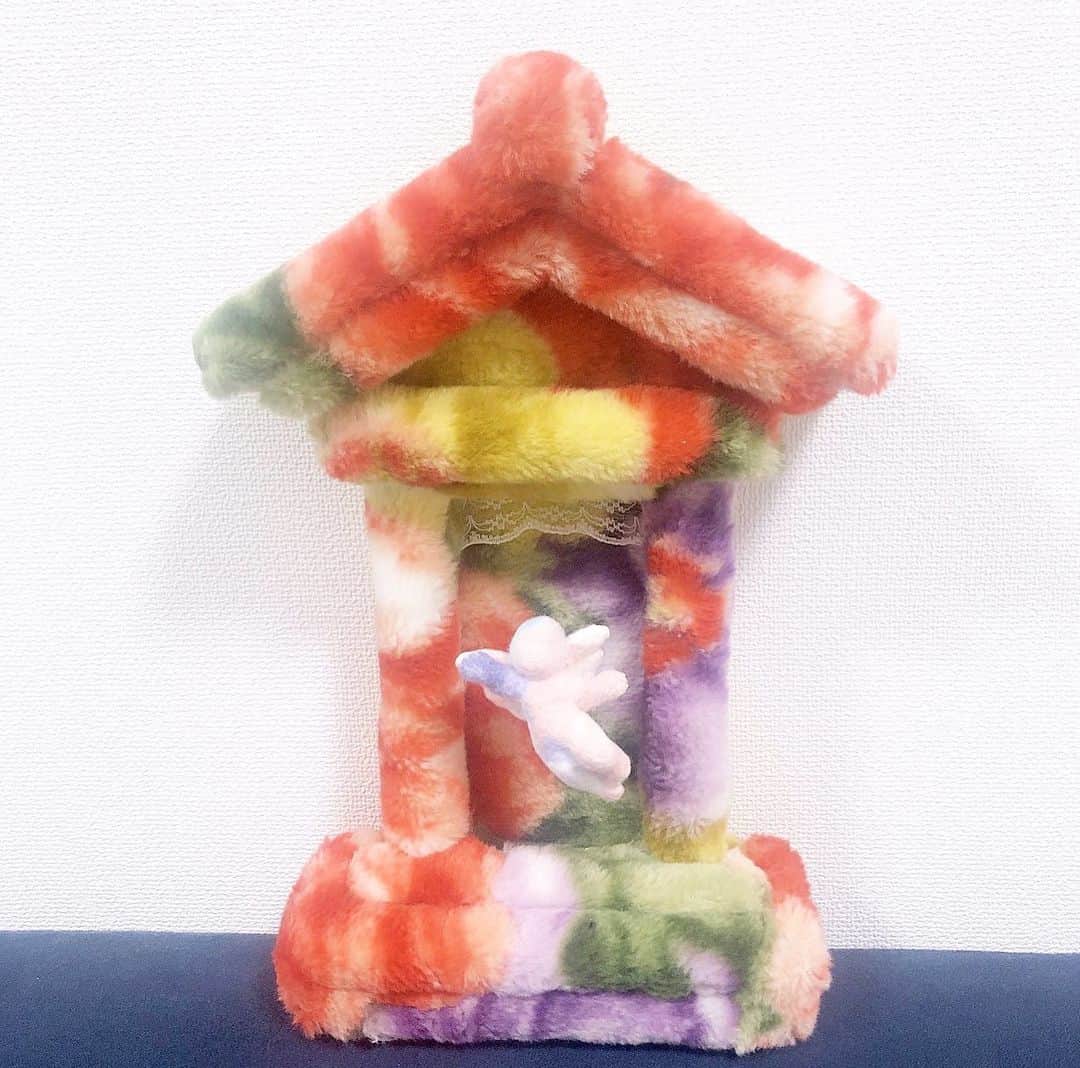 小澤真利奈のインスタグラム：「アート作品が家に届きました。 江頭誠先生の「みこころ」という作品です。  毛布で作られた神棚と天使🪽 めちゃくちゃかわいい🥰 素敵な作品にテンションあがっています✨✨  #アート  #江頭誠 先生 #毛布作品 #これやん @koreyan.insta  アートサイト「これやん」で、 直接作家の先生からアート作品を購入することができました。 ▶️ https://koreyan.jp/」