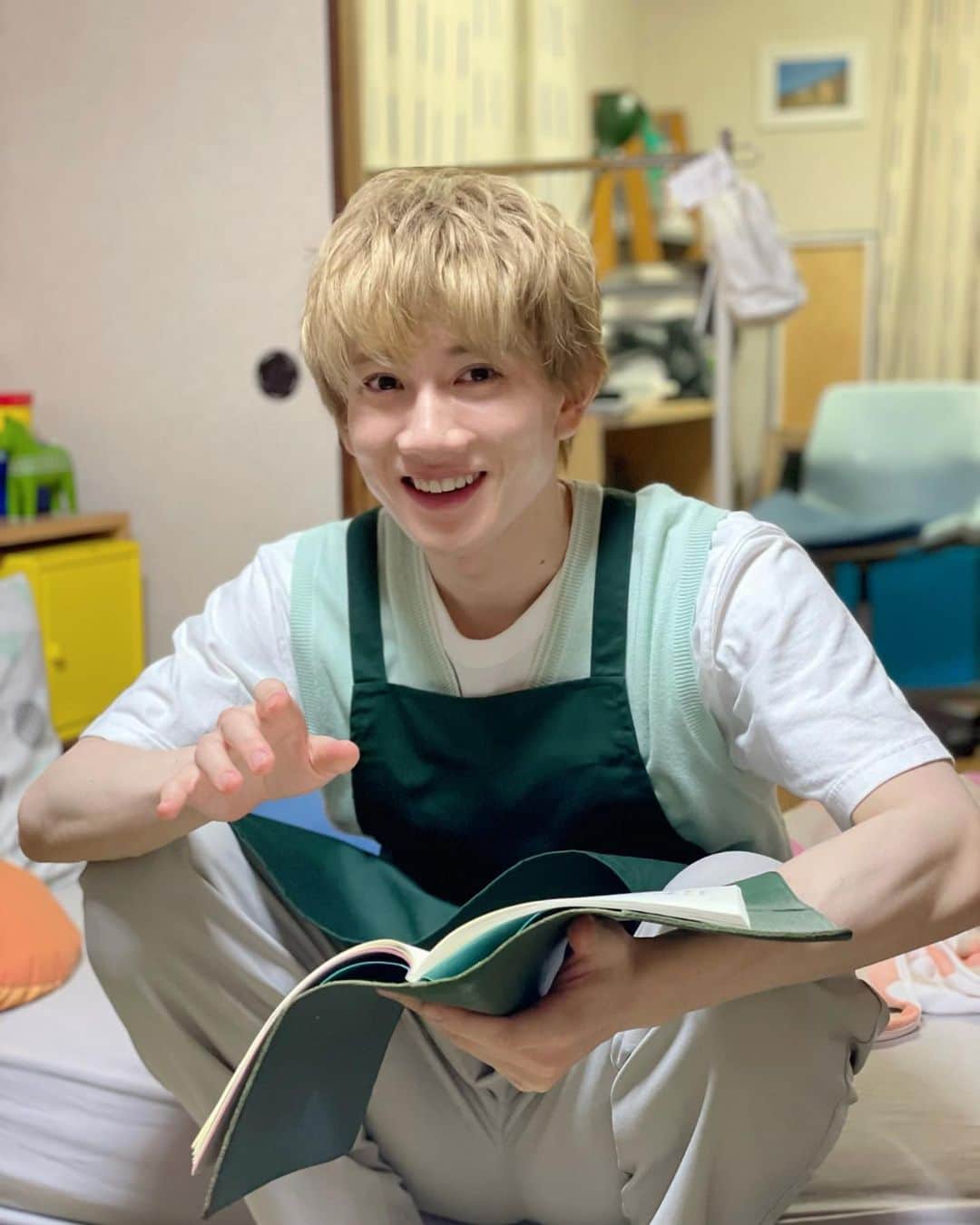 のインスタグラム：「#映画アキハル　公開中！ 限定公開なので、まだ観れてない方はお早めに！  これは台本確認中…。inアキの部屋  #赤澤遼太郎　#俳優　#映画　#いんすたたろう」