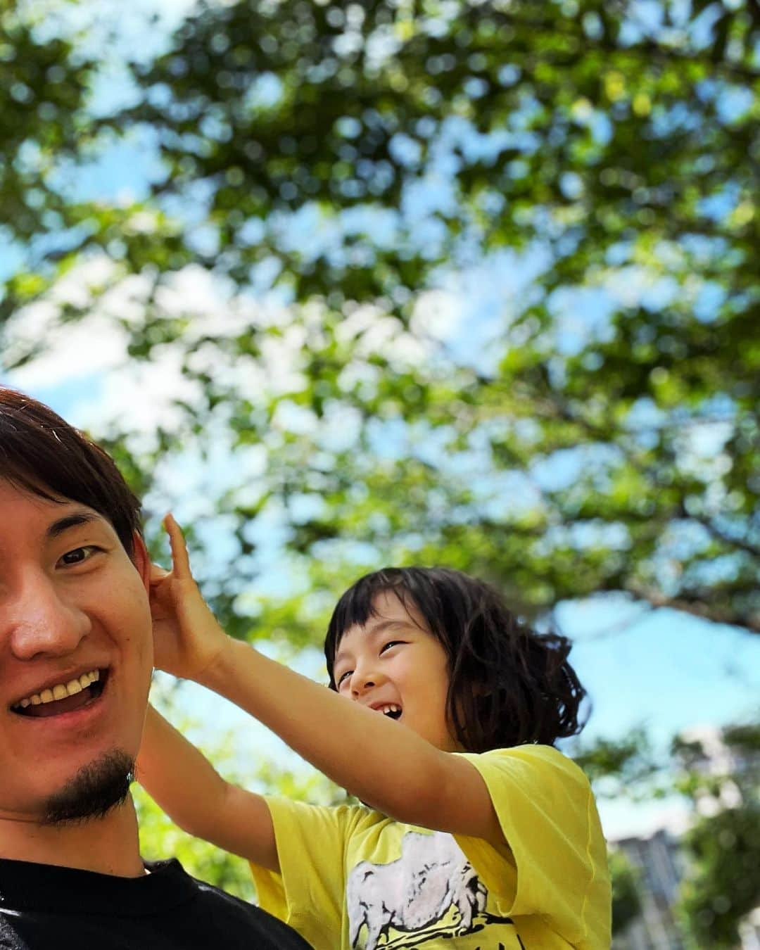 岡田優介さんのインスタグラム写真 - (岡田優介Instagram)「息子の朔玖です。毎日元気です。  最近は階段の登り降りが好きでエンドレスで往復します。体力を削れるのでそれはまぁ良いのですが、階段を離れて迷子になると困ります。併せてエスカレーターやエレベーターも好きなので、イオンとか行くと結構しつこくて困ります。  車に乗るのは大好きです。土日はガッコウが無いので車に乗らなきゃ気が済まず、朝から外連れていけプレッシャーが半端ないです。車か自転車で公園巡りをします。千葉は公園が多いので助かりました。   高いところが好きで怖がらずに登ってしまうのはちょっと心配です。  足も速くなるし、声も大きくなるし、身体はどんどん成長しています。(声と言っても叫び声か奇声ですが。)言葉らしい言葉は一向に出てきません。  徐々に落ち着いてきますよ〜と言ってくださる方もいますが、朔玖についてはひとまず全然落ち着く様子はありません。むしろ大変さはパワーアップしてるかもです。  そんな感じの近況報告でした。  #自閉症 #自閉症あるある #公園巡り #高いところ登りがち」6月8日 12時38分 - ysk_okada