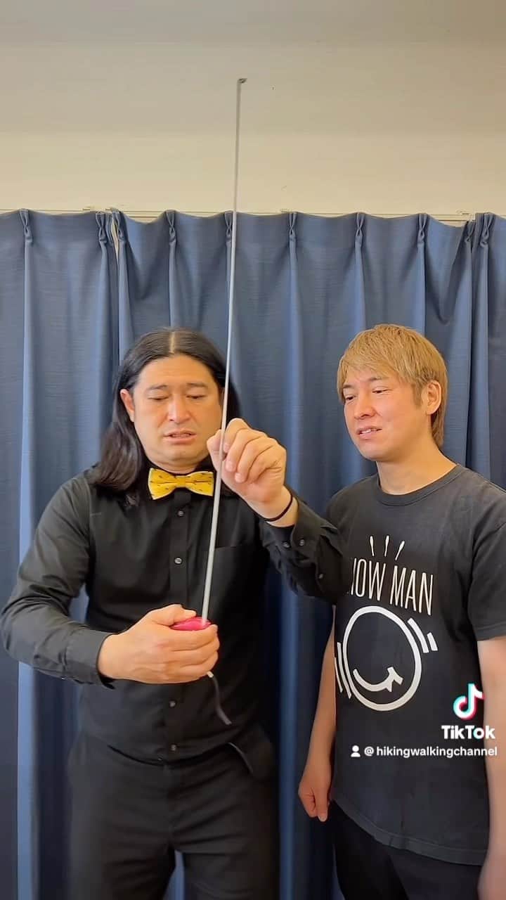 のインスタグラム：「メジャーを折らずに天井まで伸ばします！ #今日のイリュージョン #スーパーイリュージョン #世界一どうでもいい事 #チャレンジ #何となく毎日やってる」