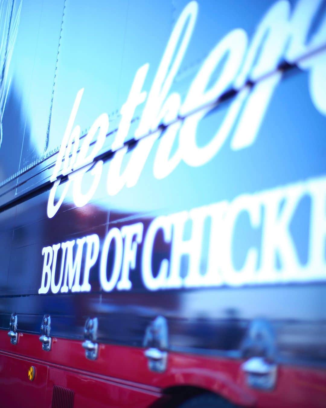 BUMP OF CHICKENのインスタグラム：「BUMP OF CHICKEN ONLINE STOREリニューアルオープンのお知らせになります。  BUMP OF CHICKEN TOUR 2023 be there GOODSを含む全ての商品の通販のお取り扱い開始を、6月13日(火) 20:00〜予定しています。  詳細はこちらをご確認ください。https://www.bumpofchicken.com/news/news/773」